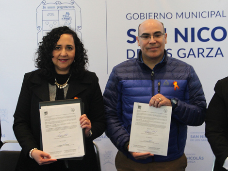 Sofía Velasco, presidenta de la CEDH NL, y Zeferino Salgado, alcalde de San Nicolás, firmaron el acuerdo. (Foto: César Cubero)