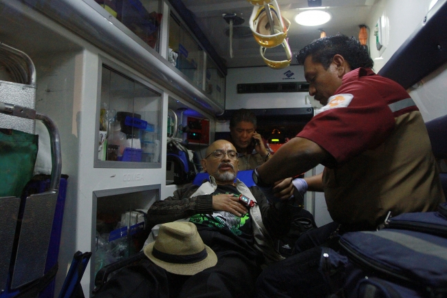 El profesor de la Prepa 2 fue atendido por paramédicos. (Notimex)