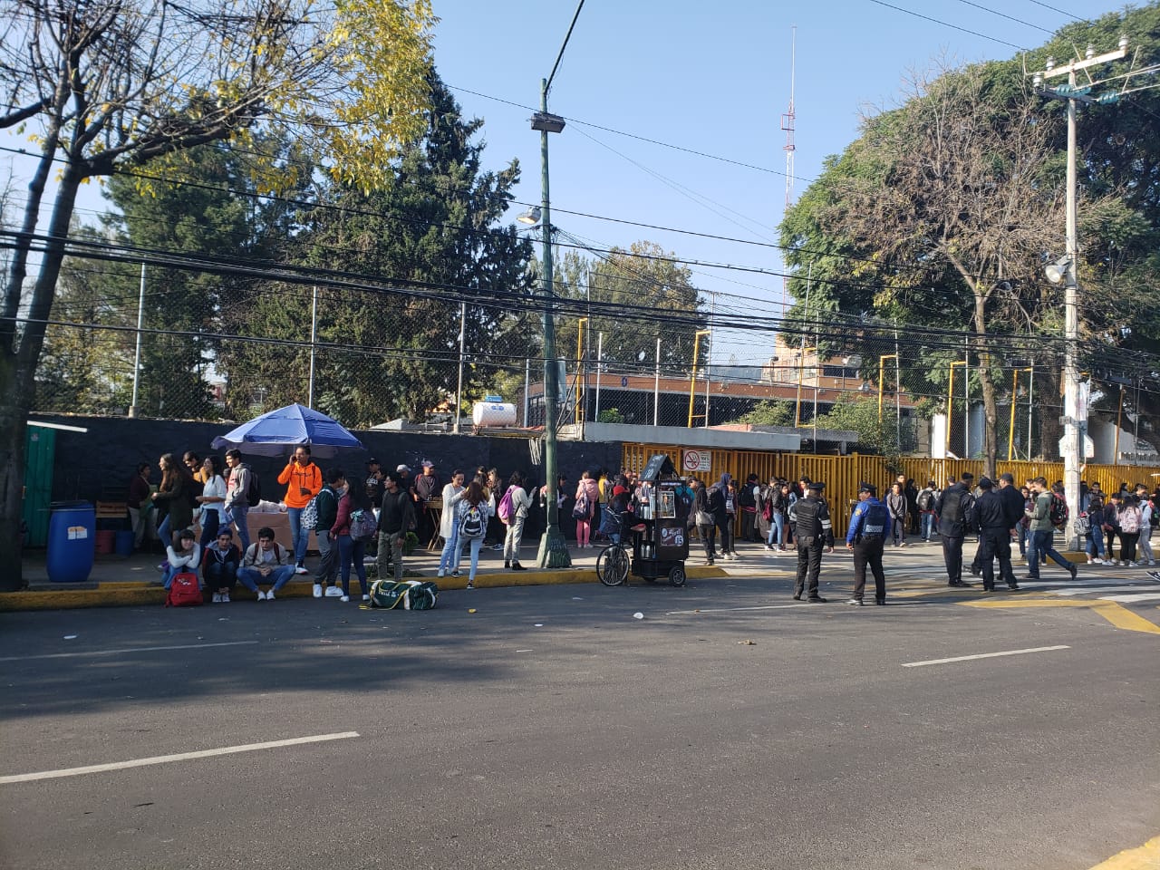 Los estudiantes de la ENP 5 bloquearon la circulación en calzada Las Bombas y Calzada del Hueso. (Ilich Valdez)