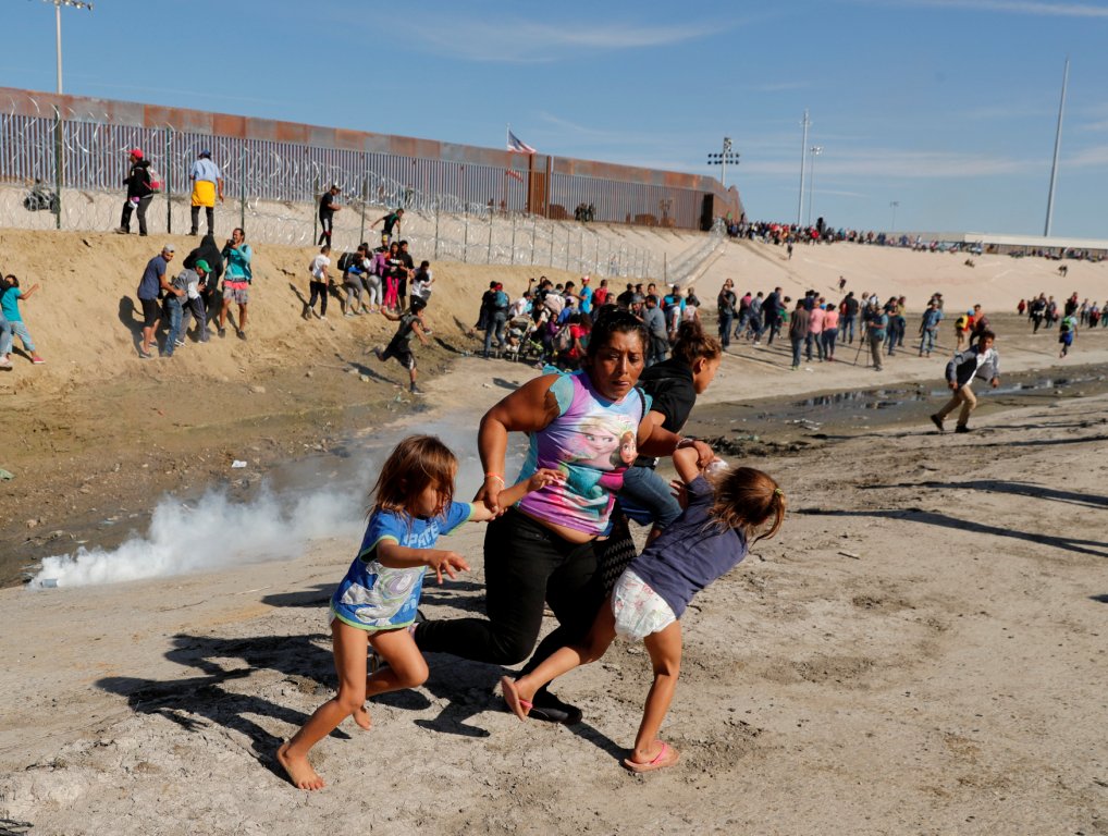 El incidente del domingo ocurrió después de que un grupo de migrantes en Tijuana se apresurara a la cerca de la frontera. Reuters