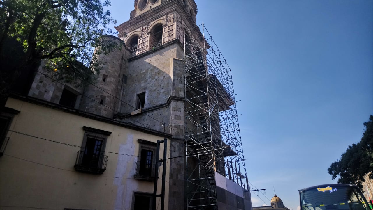 Al interior y fuera de la Catedral de Guadalajara se reparan grietas (Víctor Hugo Ornelas).