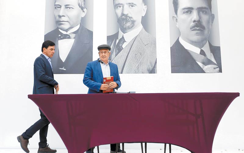 Jesús Ramírez, futuro coordinador de Comunicación Social, y Enrique Calderón, directo de la fundación Rosenblueth, informaron los resultados. (Araceli