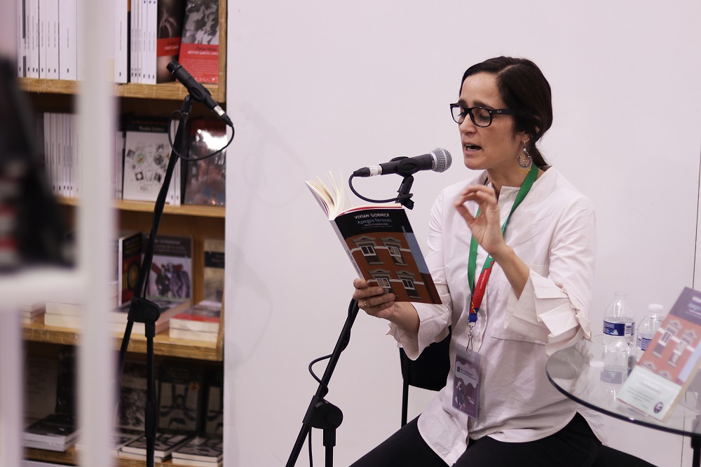 Julieta Venegas llegó a la FIL Guadalajara para leer 'Apegos Feroces'. (Foto: Alejandro Gárate)