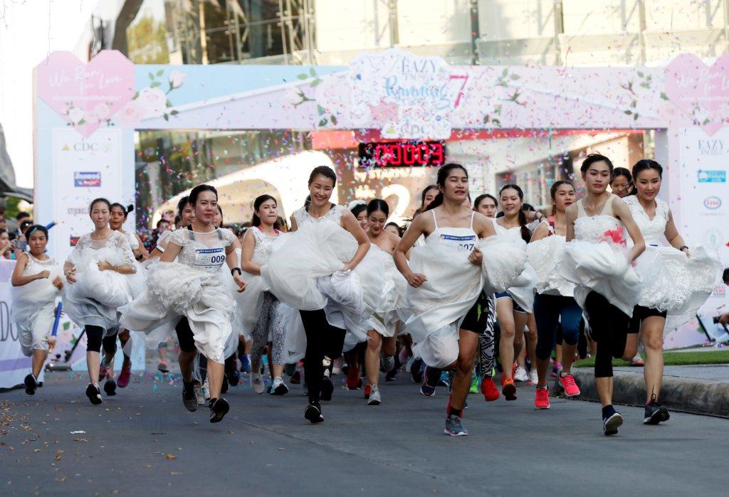 El objetivo es concluir la carrera en el menor tiempo posible y los ganadores reciben una boda completamente pagada. Reuters
