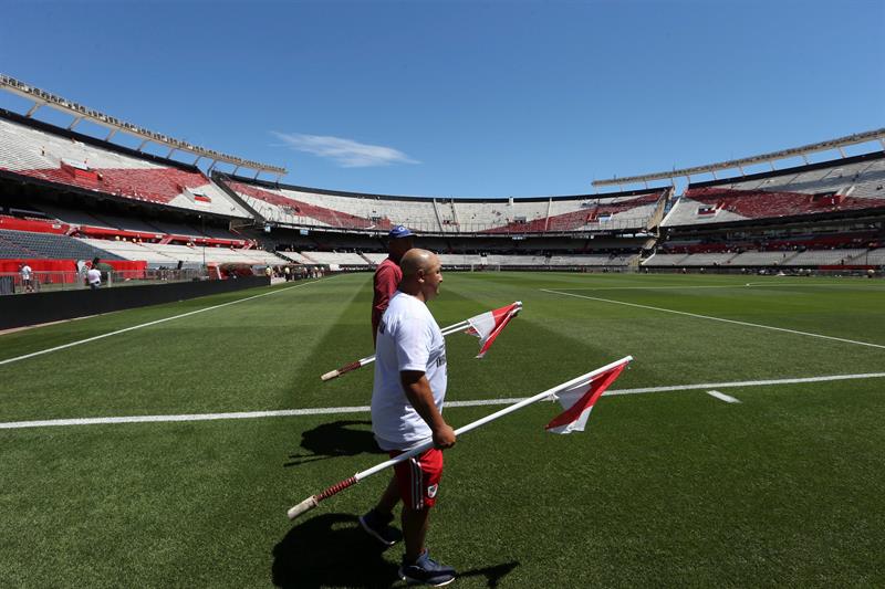 La policía llevó a cabo un allanamiento en el Estadio Monumental (EFE)