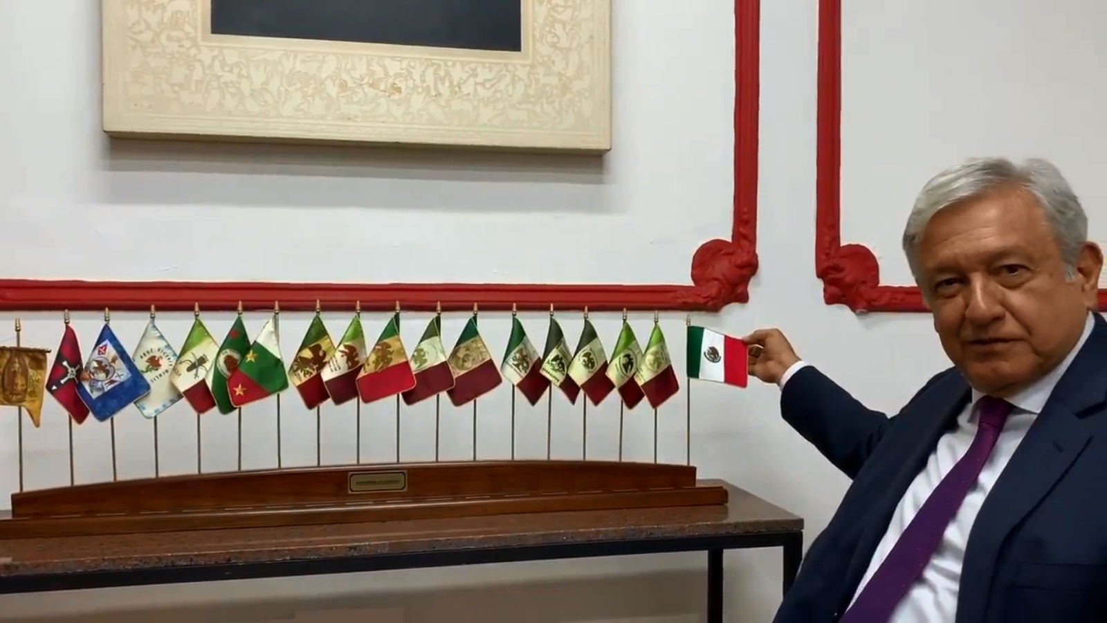 El presidente Andrés Manuel López Obrador muestra su colección de banderas