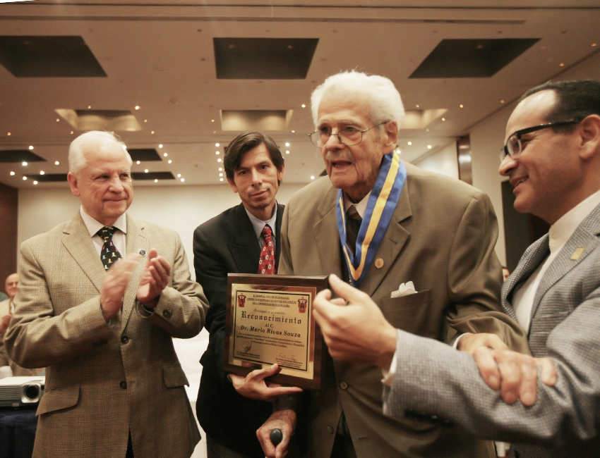 Rivas Souza acumuló distintos reconocimientos entre ellos Doctor Honoris Causa y maestro emérito de la Universidad de Guadalajara. (Cortesía)