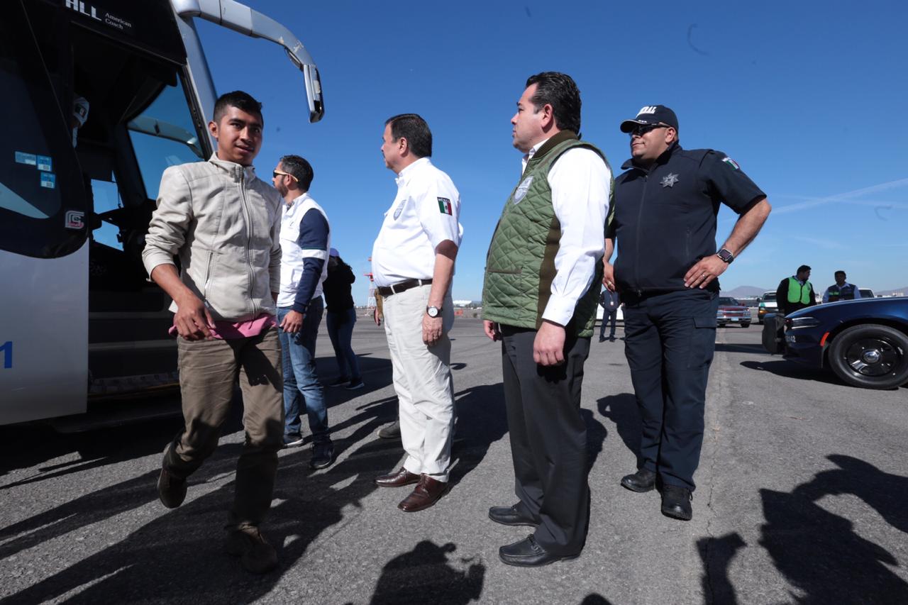 Fueron trasladados del albergue en la unidad deportiva Benito Juárez, en Tijuana. | Jesús Quintanar