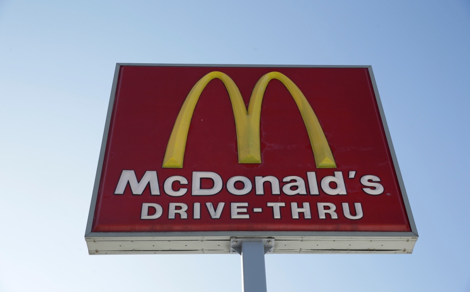 La agresión estalló luego de hacer una compra desde el Auto-Mac y "no recibió su kétchup".