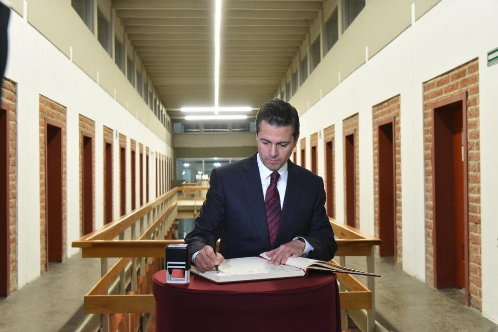 A dos días de dejar el cargo, el Presidente dejó su firma en el libro de visitantes distinguidos. (Especial)