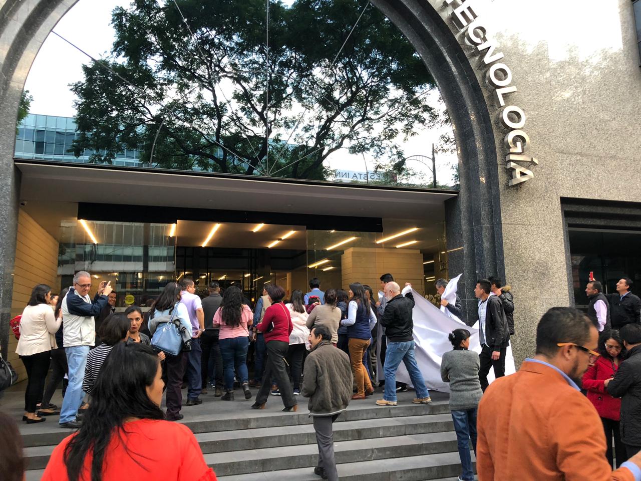 Los empleados de confianza perderían sus prestaciones y beneficios derivados de su antigüedad. (Especial)