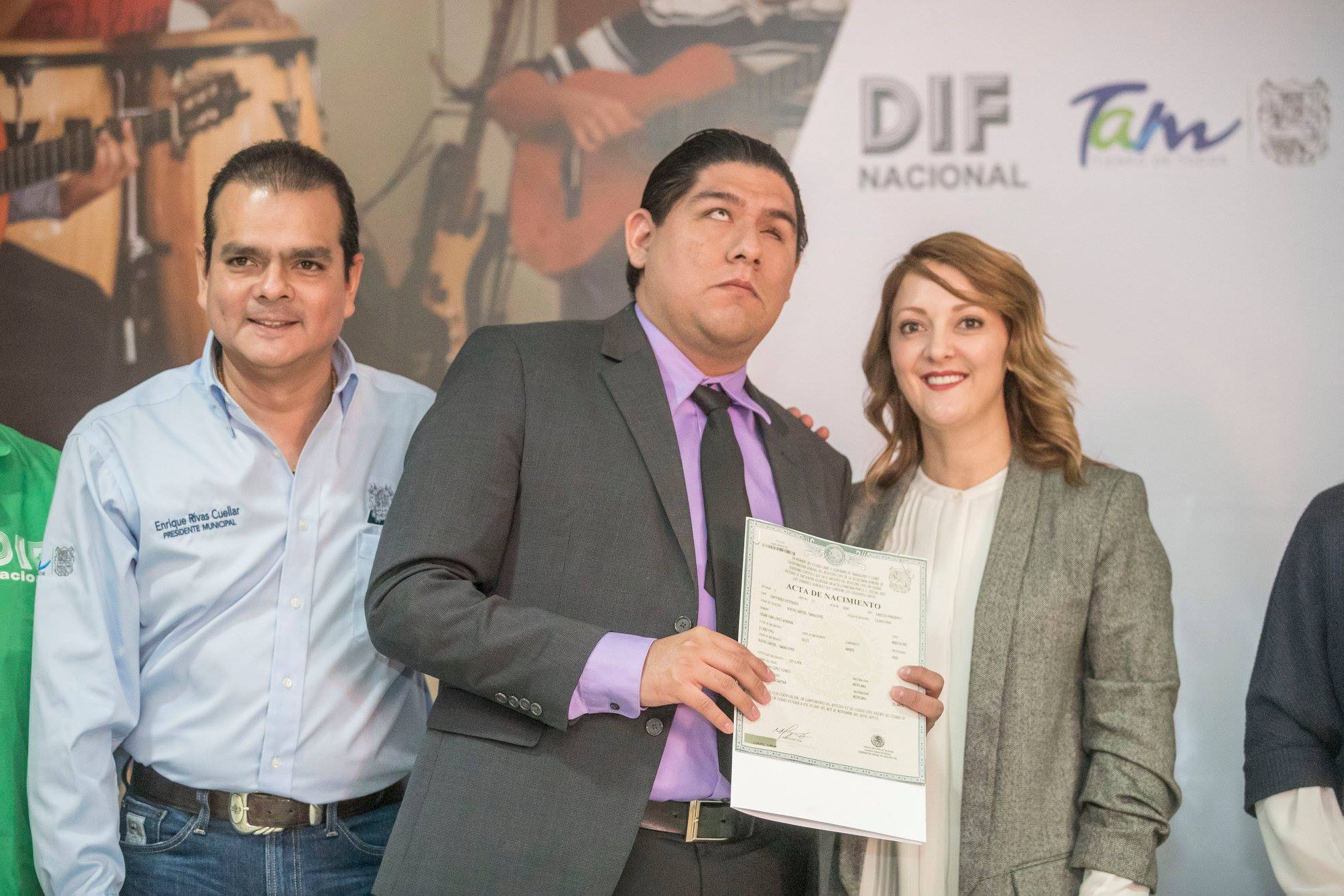 Entrega de acta de nacimiento impresa en Sistema Braille.