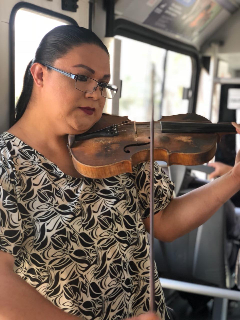 Flor Morena, violinista en la oruga (Foto Mariana Ramos)