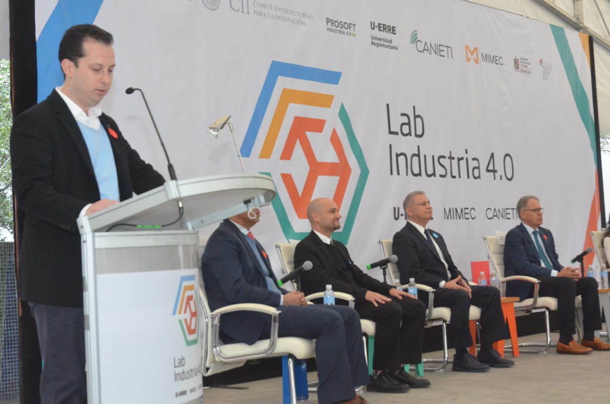 Garza Sada insistió en que las empresas y la academia deben aprovechar los cambios de la tecnología. Foto: Especial
