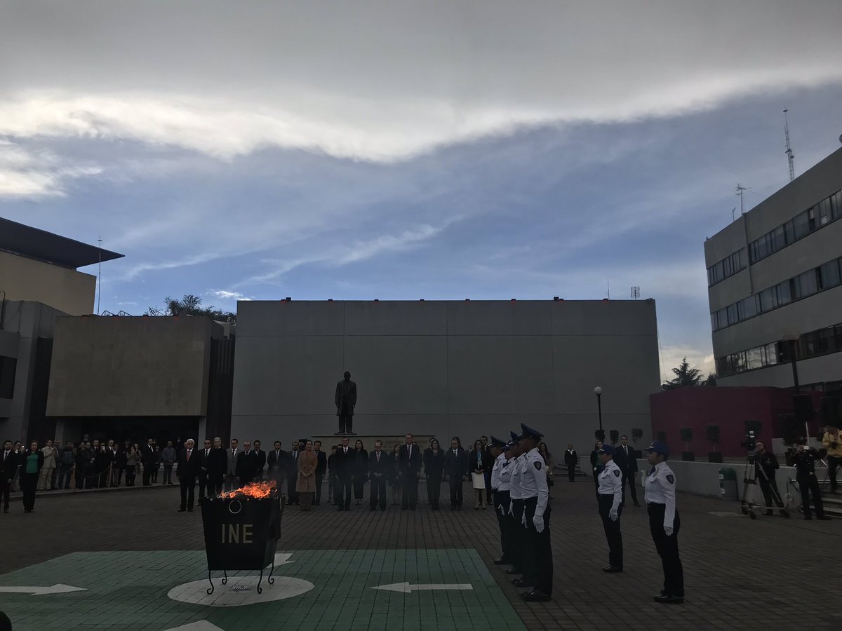 El Instituto Nacional Electoral realizó la incineración de la bandera nacional. (@Je_suis_Rdz)