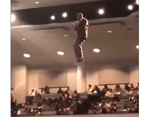 La atípica escena hizo reír a algunos de los presentes.