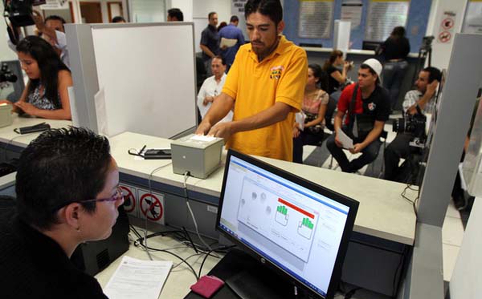 Las licencias de manejo incrementarán su costo el próximo año (Especial).