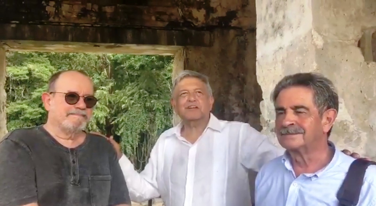 López Obrador 'presume' su visita a la zona arqueológica de Palenque con Silvio Rodríguez y Miguel Ángel Revilla. (Especial)