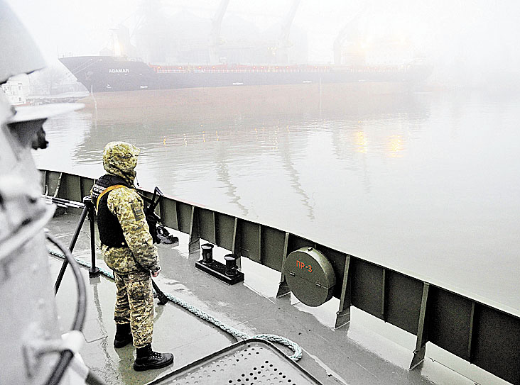 Un marino ucraniano vigila desde el barco "Dondass". (AFP)