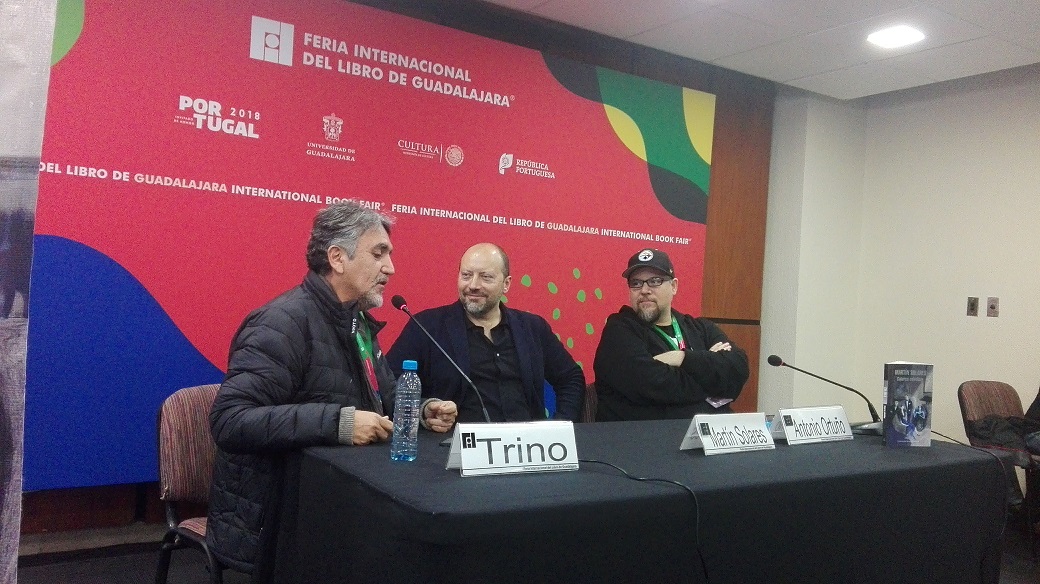 Martín Solares presentó su tercera novela Catorce colmillos, en compañía de Antonio Ortuño y Trino. (Gustavo Rodríguez)