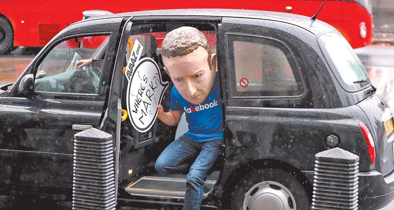 Parodian al jefe de la red social en una protesta en Londres.   Gabriel Sainhas/AFP