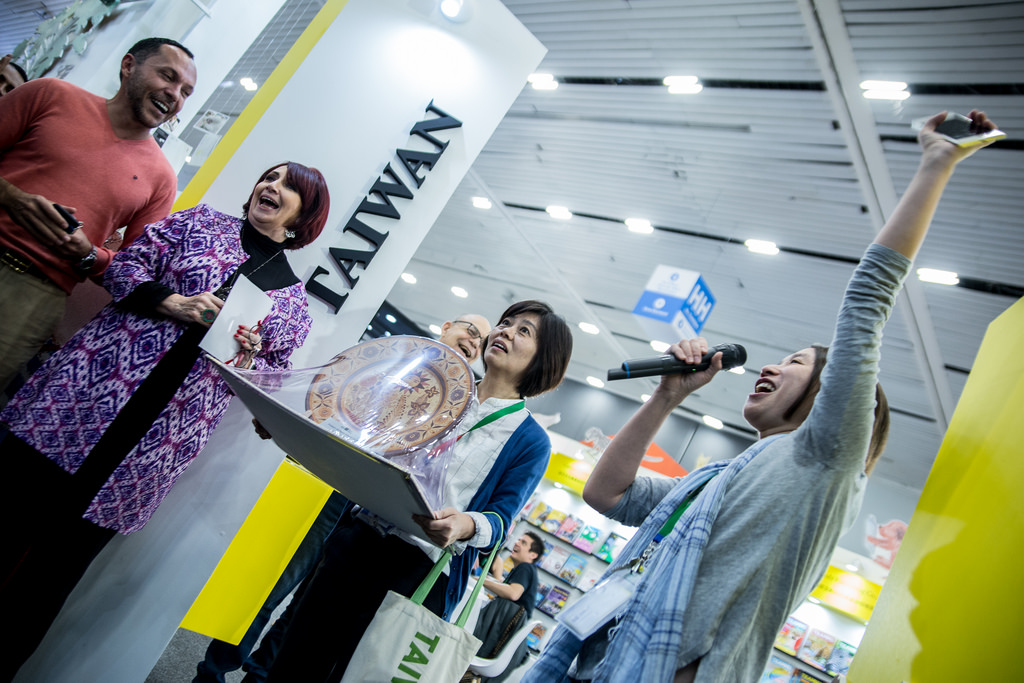 El personal del stand de Taiwan se emocionó al recibir el premio. (Foto: Paula Vázquez)