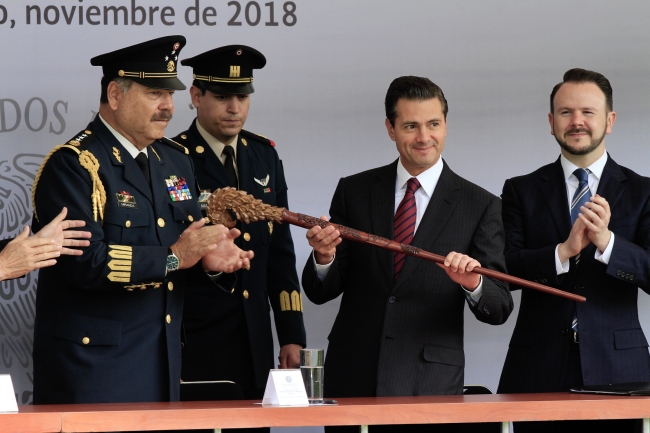 El presidente Peña Nieto acompañado del titular del Estado Mayor Presidencial, Francisco Miranda Moreno. (Notimex)