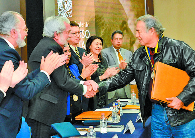 El rector Enrique Graue saluda a Pedro Pantoja. (Especial)