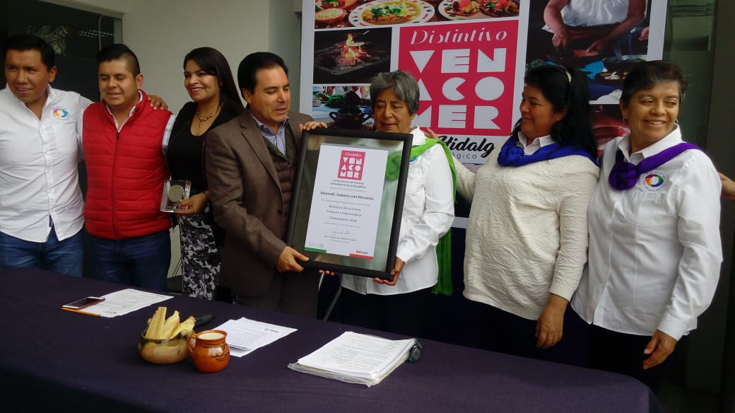 El secretario de Turismo de Hidalgo entregó un reconocimiento a representantes del grupo Atomalli. (Elizabeth Hernéndez)