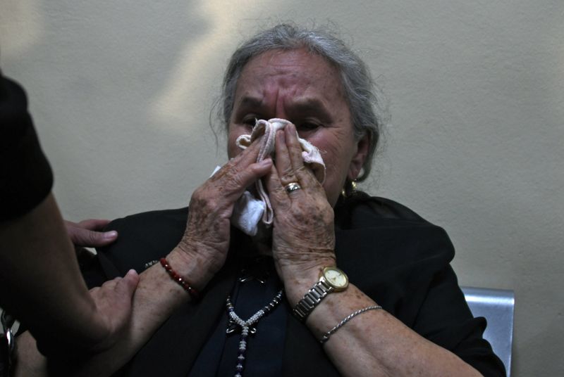 Austra Berta Flores, madre de la líder ambiental hondureña Berta Cáceres, llora al escuchar la sentencia.