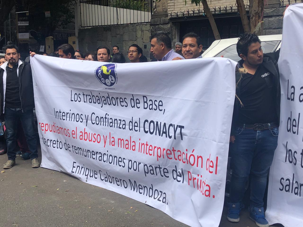 Empleados de Conacyt protestan frente a casa de transición de AMLO (Jannet López Ponce)