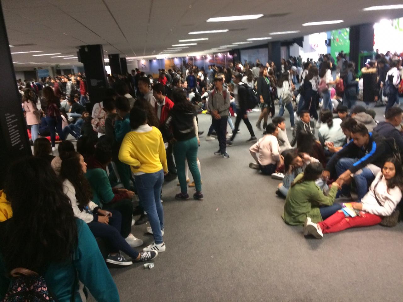 Estudiantes de primaria, secundaria y algunos de preparatoria recorren pasillos y cargan toda la publicidad que les den (Martha Calvillo)