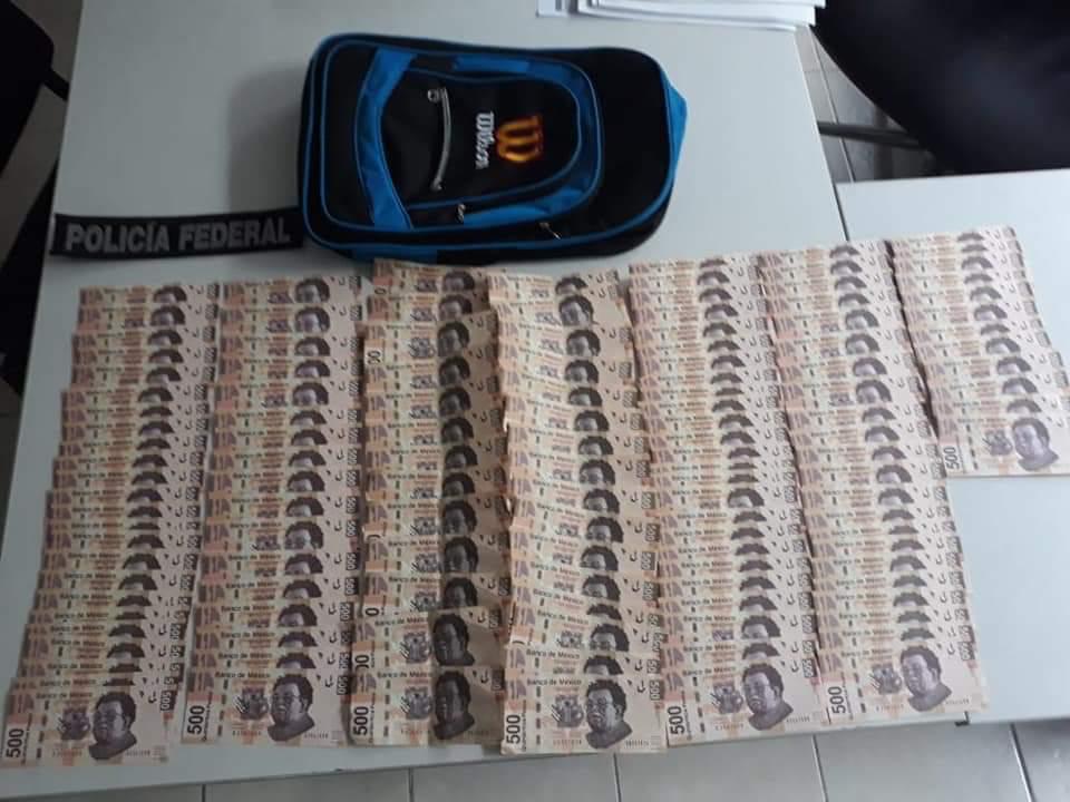 Los hombres llevaban 65 mil pesos en billetes falsos de 500.