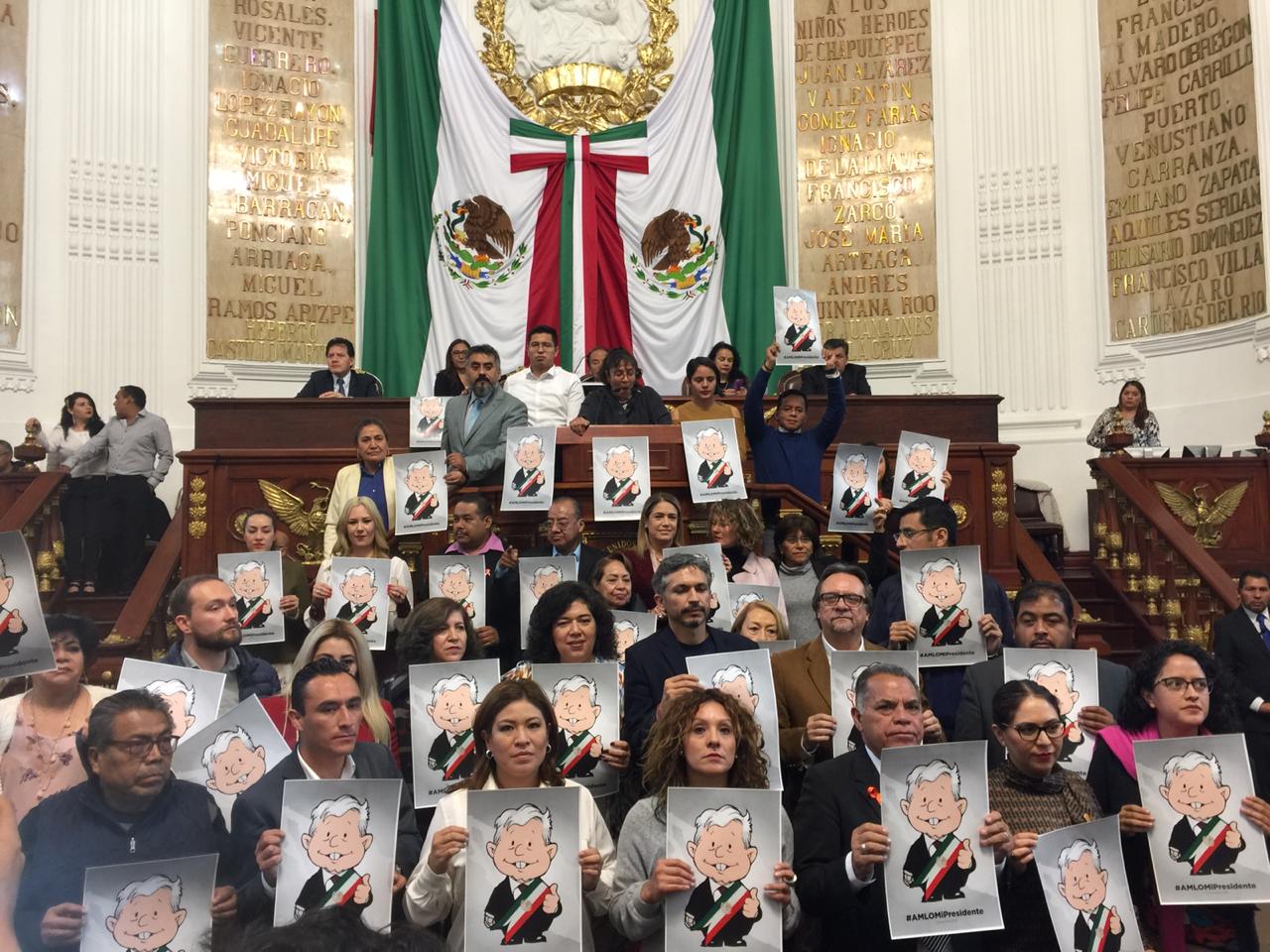 Legisladores de Morena subieron a la tribuna del Congreso de CdMx para defender a AMLO. (Cinthya Sttetin)