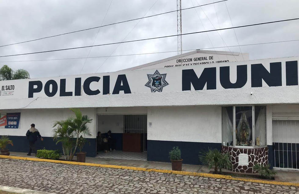 Oficiales  de El Salto llegaron a la calle La Loma, en donde detuvieron a seis sujetos afuera de una casa de seguridad (Jorge Martínez)