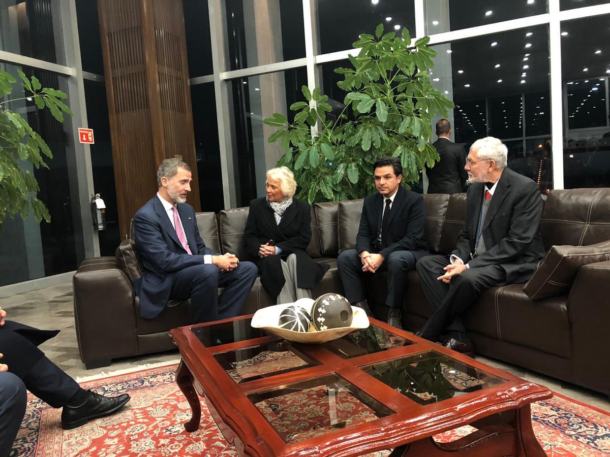 Olga Sánchez Cordero recibió en el hangar Presidencial a Rey de España, Felipe VI (@lumendoz)