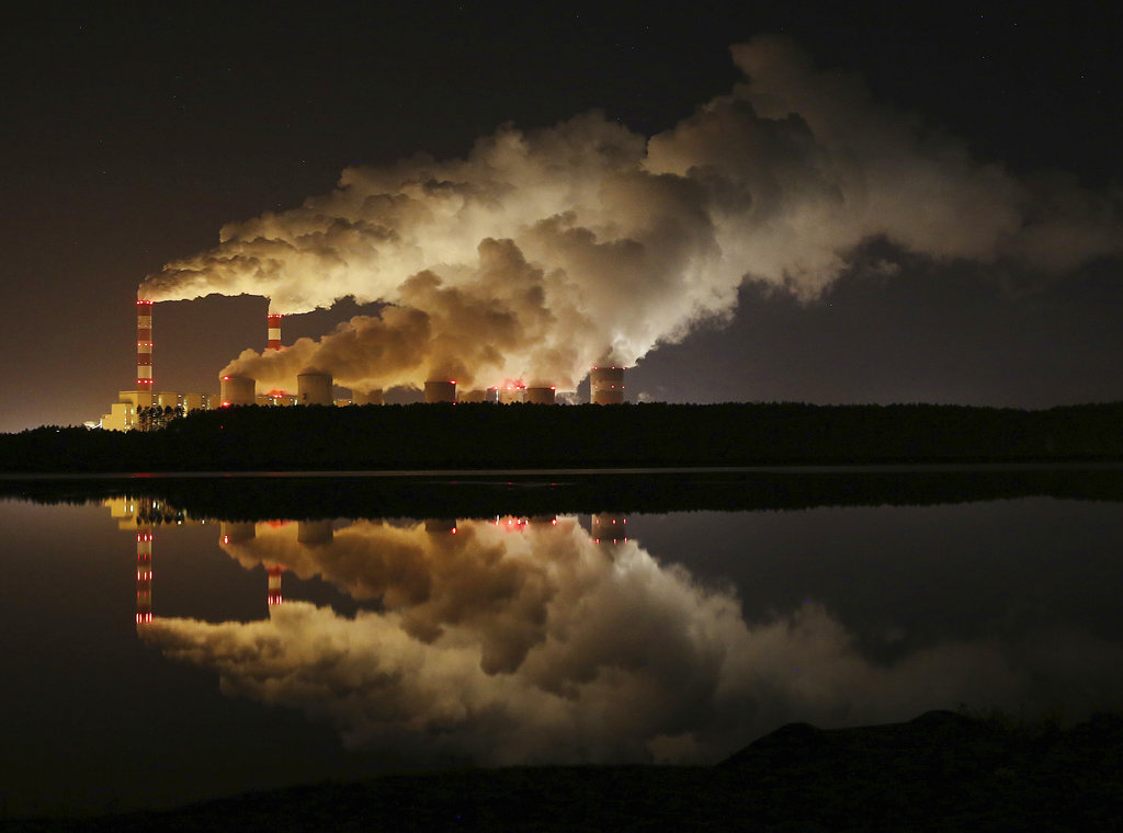 Polonia. Nubes de dióxido de carbono salen de la planta de energía de lignito más grande de Europa, en la que activistas escalaron su chimenea de 180 