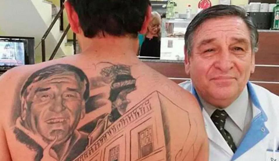 Salguero fue operado en 2017  y, tiempo después, decidió inmortalizar en su espalda la cara del cirujano.