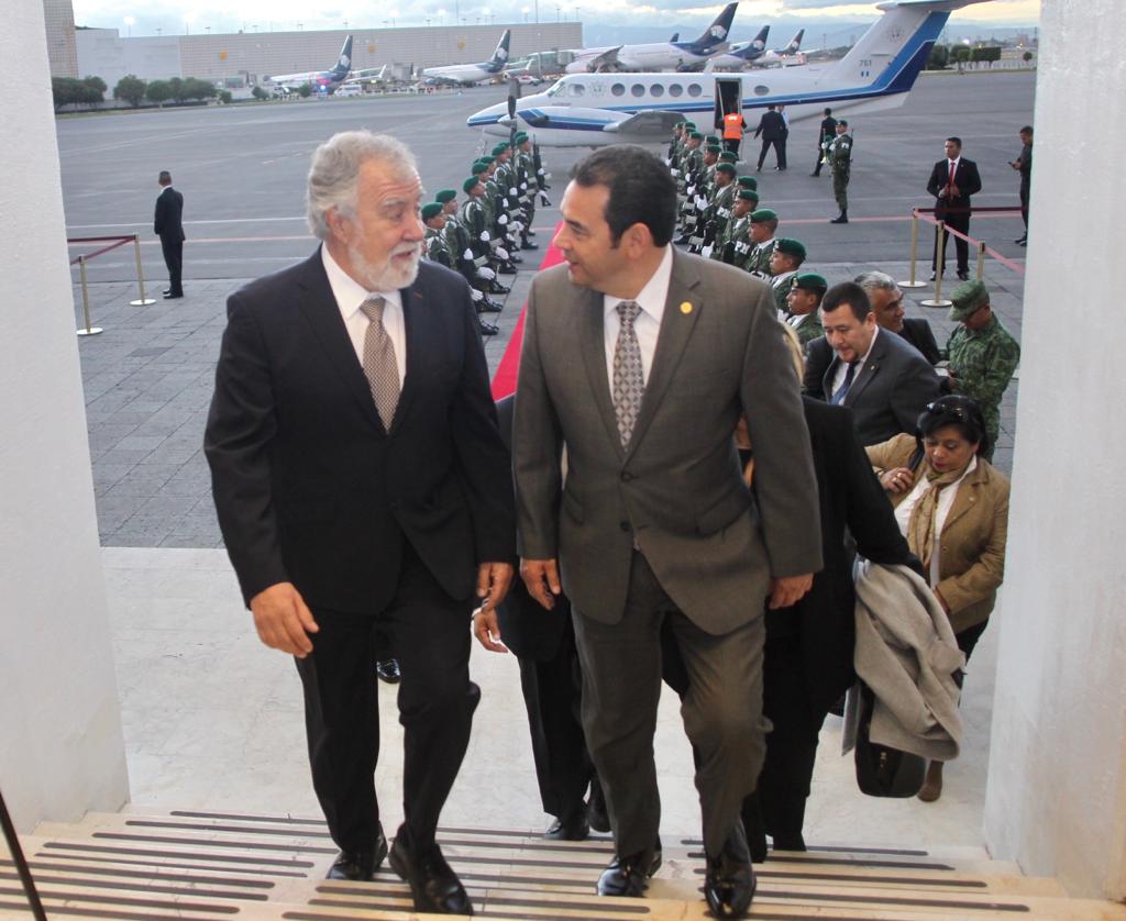 El presidente de Guatemala fue recibido por Alejando Encinas.