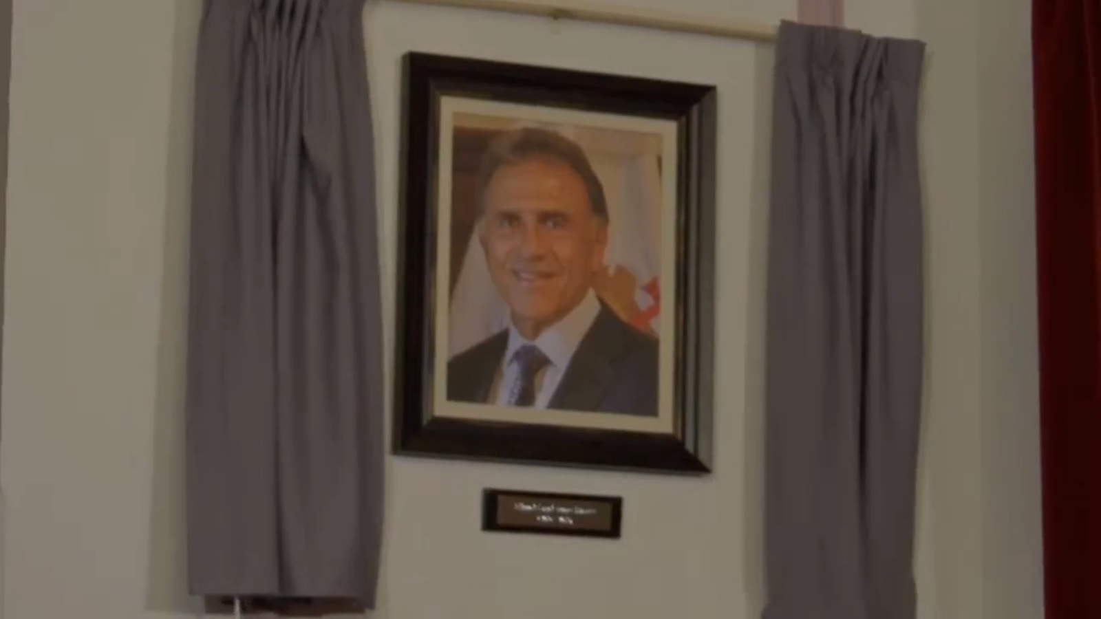 La fotografía del gobernador de Veracruz fue develado en el Palacio de Gobierno. (Captura de pantalla)