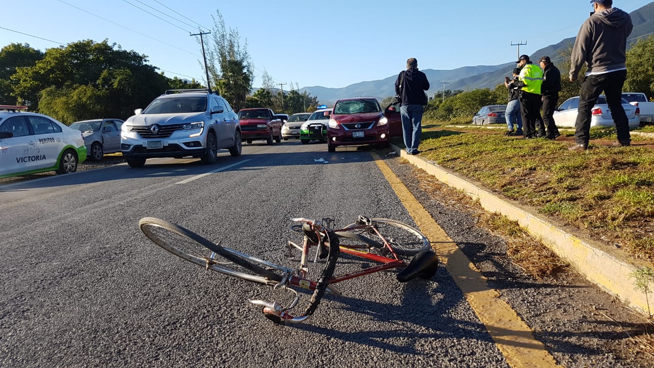 La bicicleta quedo tendida en la carpeta asfáltica.