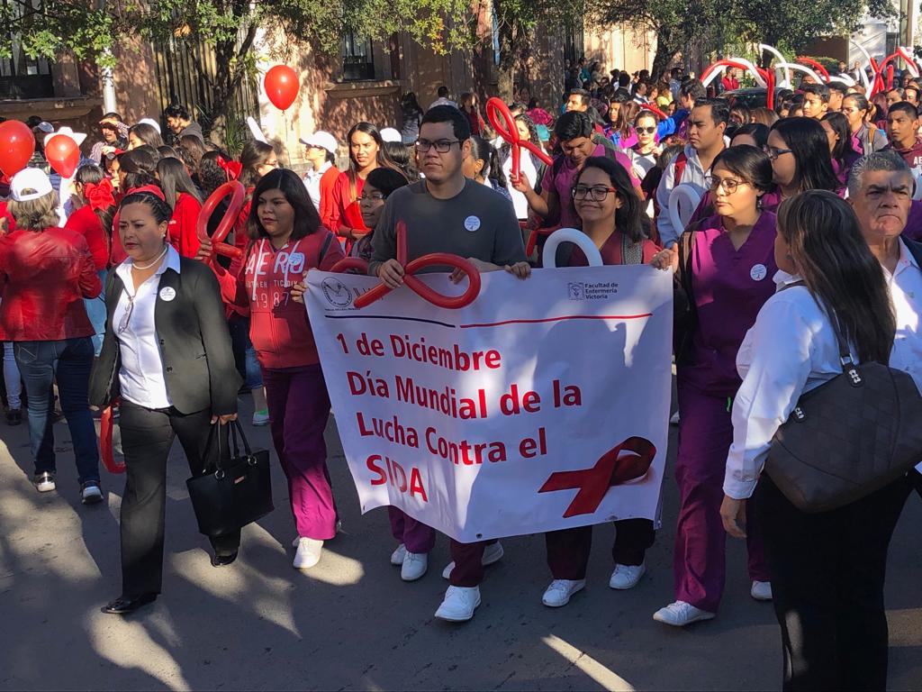 Marchan bajo el slogans “Conoce tu estado de salud ...hazte la prueba, por el Día Mundial de la Lucha contra el Sida (Antonio Hernández)