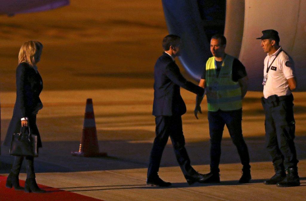 El presidente de Francia fue recibido por un trabajador del aeropuerto de Argentina. (Reuters)