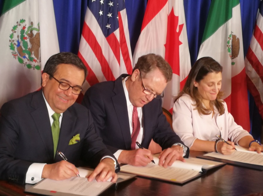 Ildefonso Guajardo, Chrystia Freeland y Robert Lighthizer suscriben el TMEC (Foto: @JCBakerMX)