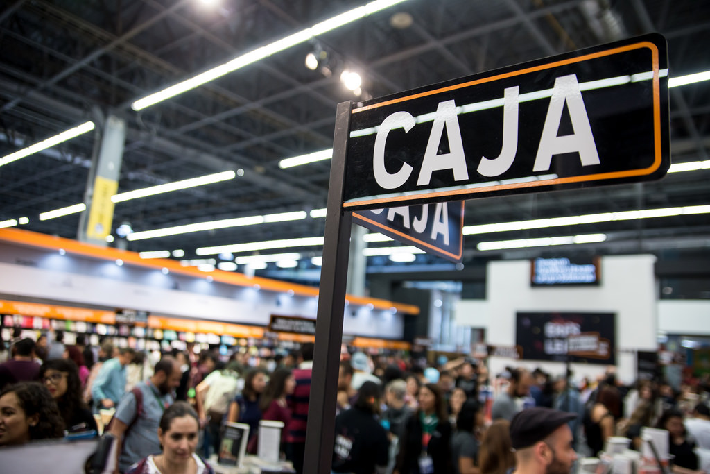 Durante la venta nocturna de la FIL las cajas se llenan de gente. (Foto: Paula Vázquez)