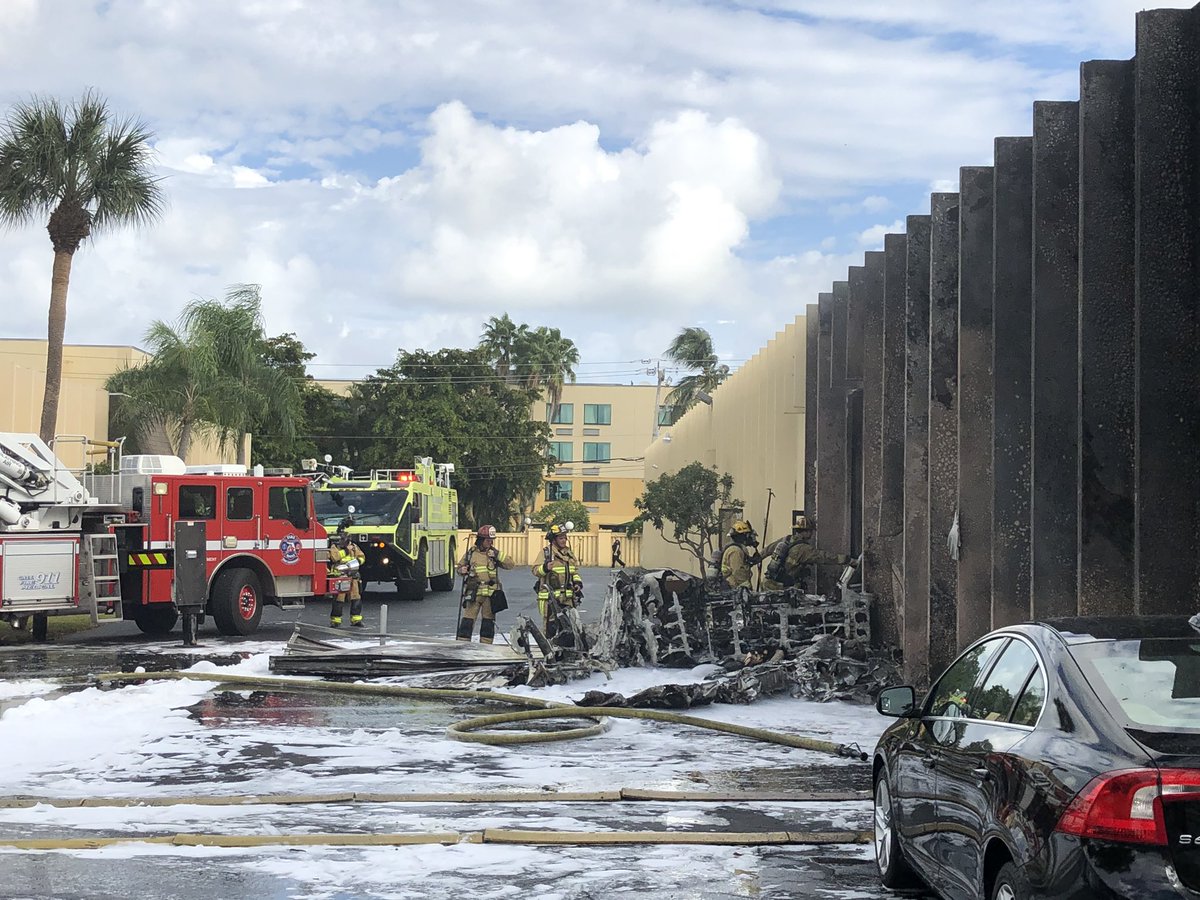 La aeronave se estrelló contra un centro de atención para niños autistas. (Tomada de @FTLaudFire)