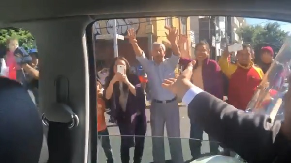 AMLO durante su recorrido para llegar a San Lázaro.