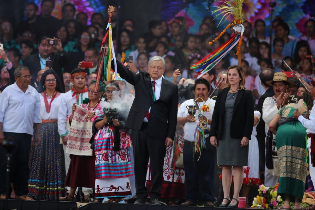 Andrés Manuel López Obrador tras recibir el bastón de mando por parte de representantes de pueblos originarios