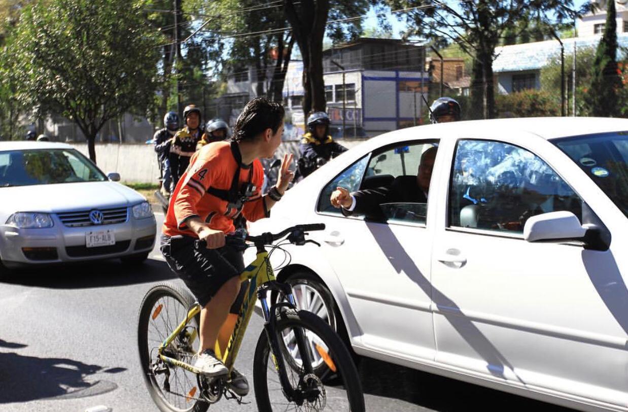 Un ciclista se acercó a AMLO en su trayecto a San Lazaro para decirle que no podía fallarle. (Blanca Valadez)