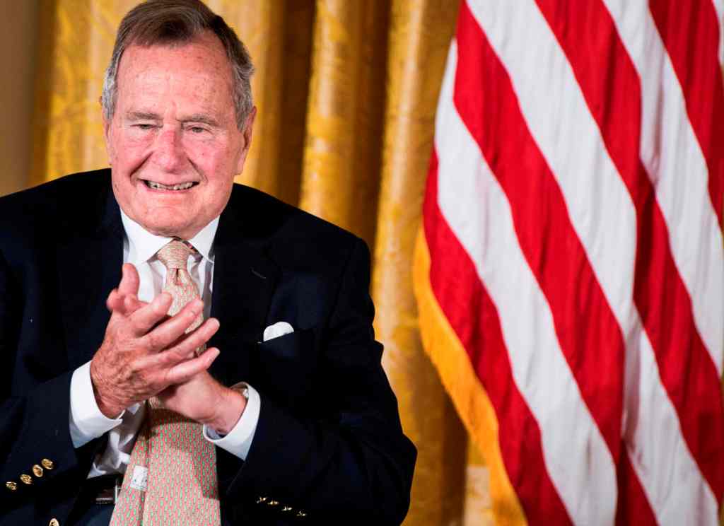 Donald Trump compartió un mensaje para el ex mandatario George H. W. Bush. (AFP)
